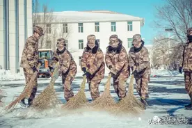 清雪也有窍门？兵哥兵姐的这波操作，亮了图片