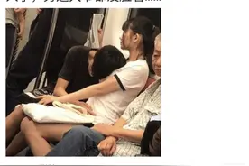 在地铁上看到这一幕，这种挺不起脊柱的男人，旁边大爷都没脸看图片