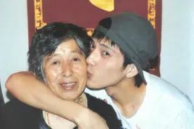 出生28天被抛弃，60岁奶奶捡废品将他养大，成名后亲生父母来认亲图片