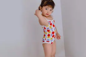 罗熙头像：小可爱的泳装图片