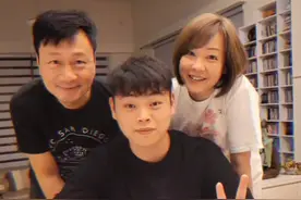 黎耀祥夫妇为爱子庆生，24岁儿子眉眼像极了老爸，已全家移居内地图片