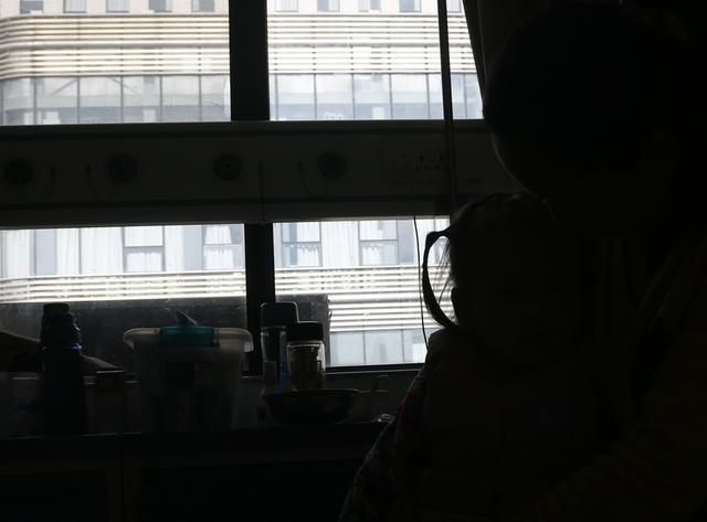 3岁女孩要变身奥特曼打败怪兽，妈妈说：女儿的坚强让我自愧不如