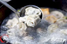 生饺子直接放冰箱？怪不得一煮就碎，这样储存不沾也不破图片