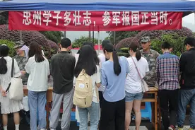 重庆市忠县人武部征兵宣传走进高考考点图片