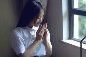 50岁杨钰莹真是贵族！山里喝茶生活惬意，穿衬衫半身裙鹰钩鼻抢镜图片
