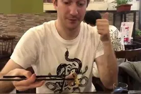 老外第一次吃潮汕牛肉火锅，感叹：怎么还不开到美国来图片