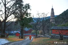 大雪存残迹，寻茶问道闲，深山藏古寺，幽谷向灵岩图片
