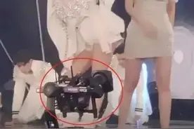 张含韵沈梦辰裙底被偷拍，有人却怪她们裙子太短活该图片