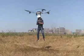 男子自制飞行背包升空，专家称技术含量不高，行为涉嫌违法图片