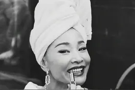 59岁陈冲时尚大片曝光，穿超短裙大秀身材，造型百变复古范十足图片