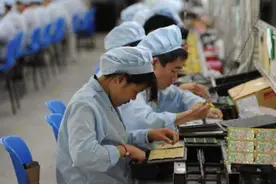 富士康内部员工晒工资单，网友：辛酸都写在工资单上图片