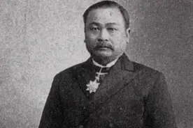 白岩松怒赞《后浪》:前浪和后浪彼此是生生不息的努力和交替图片