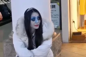 桂林街头一女子神似“僵尸新娘”，疯癫的背后缘由，令人泪目图片