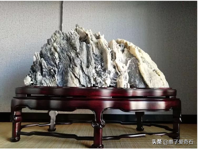 新疆奇石玉石一览，其中一块奇石以克价110万成交