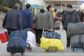 今年“返乡潮”提前了？浙江车站许多农民工返乡，不知明年还来不图片