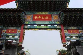 距离重庆城区78公里处，一座比磁器口更具商业气息，的现代仿古镇图片