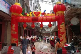 婚礼轰动全桂平贵港，新郎骑马新娘坐轿刷爆朋友圈图片