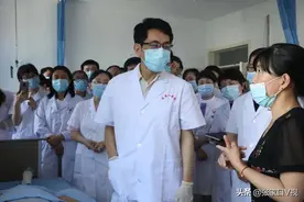 中国康复研究中心副主任、北京博爱医院副院长张通带领专家团队在张家口市第一医院康复中心查房教学图片