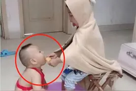 为舔一口哥哥的冰激凌，弟弟甘愿给他洗脚，网友：混的最差的二胎图片