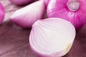 洋葱除了用来吃，把它敷在脚底，这个作用花钱都买不到视频封面