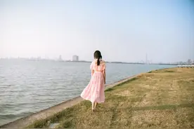 男人在外面有人了，睡觉前会有3个反应，掩饰不住图片