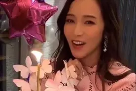 侯佩岑庆生被众姐妹簇拥，却被大s抢了风头，44岁大s逆龄生长图片