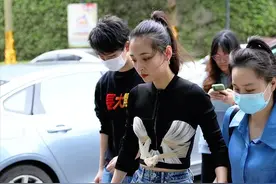 吴倩产女后首露面，上班营业少女感全无，张雨剑被指没鹿晗像男人图片