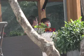 独家：李亚鹏餐厅与友闲聊 去某园区门口配合检查图片