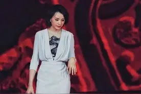 董卿：腹有诗书气自华，蓝色连衣裙配龙纹内衬简约利落，知性优雅图片