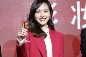 红色西装不会搭？学唐嫣的交错搭配法 轻松秀出大长腿图片