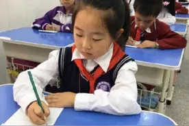 小学生再现童言无忌，写作文意外暴露爸爸的秘密，老师点评神助攻图片