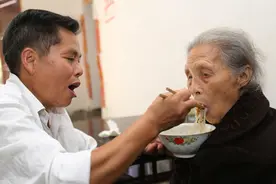 为什么53岁男人低薪给78岁老太太当保姆：除了钱还有爱图片