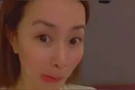 佘诗曼被蛋糕馋出口水？45岁仍然未结婚，曾经强抱谭凯被催婚图片