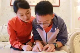 1年前那个“考场跪母”的王恒杰,635分却放弃985名校,如今怎样？图片