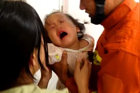 嚎啕大哭！2岁女童深夜被锁家中，只因父母外出吃夜宵...图片