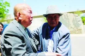 抗美老兵务农68年后，与93岁首长重逢，见面后敬礼：我已完成任务图片