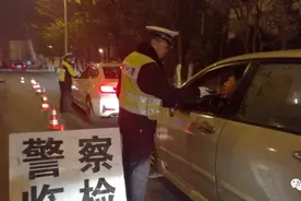 刑拘！男子酒驾被查突然冲卡，把无锡交警顶出200多米视频封面