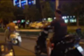 电动车牵引电动车 危险！图片