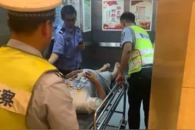 深夜，小女孩向警车挥手求助....图片