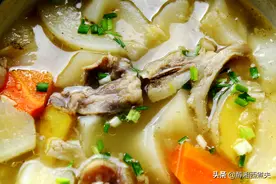 没有一丝腥味的宁夏盐池滩羊带肉汤骨炖萝卜，汤清色亮，鲜美异常图片
