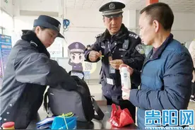 「新春走基层」贵州铁警龚应才的春运故事：为旅客站好最后一班岗图片