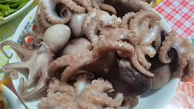 “八爪鱼”一煮就老，很多人错了，海边人教你正确做法，清脆鲜嫩
