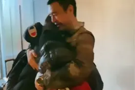 67岁钟镇涛时隔4月与妻女团聚，紧抱爱女不撒手，娇妻冷眼旁观图片