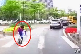 这一幕火了！俩孩子鞠躬致谢礼让斑马线车辆，交警上门表扬图片