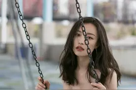 倪妮穿着金色的礼裙荡秋千，这个女人太有时尚巧思了图片