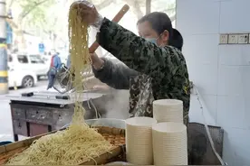 武汉解封这一天，来一碗热干面，伤痕仍在，但平常的日子回来了，吃面的民警都不禁落泪图片