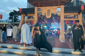 这次竟然没鸽？剑网2手游冒着雨天发布，到场的一人一个斗篷图片
