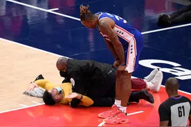 威少大三双奇才避免被横扫，球迷冲进球场抢戏，这届球迷都疯了图片