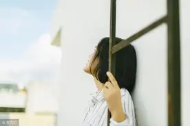 小说：少年捂住了她的眼睛，吻了下来，她这个社恐的人竟没被吓到图片