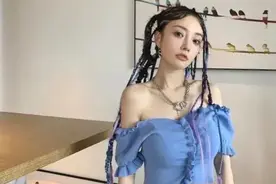 李小璐彻底放开了！依旧爱嘻哈编脏辫，穿巴掌宽上衣狂秀丰满身材图片